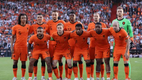 球场风云，我傲视群雄！助力顺德校园篮球队，共筑辉煌！